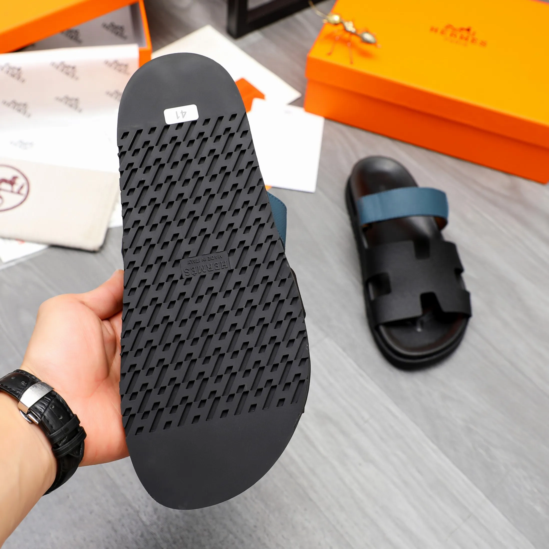 Men's shoes 💰340 Product trademark: Hermes "Hermes" Couple's slippers Regular size: 36-46 Product material: Selected vertical grain cowhide color-blocked upper, microfiber lining, original outsole